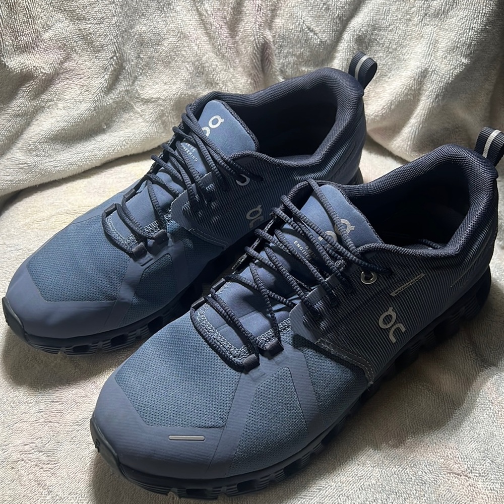 On Cloud 5 waterproof sneakers. Size 9.
